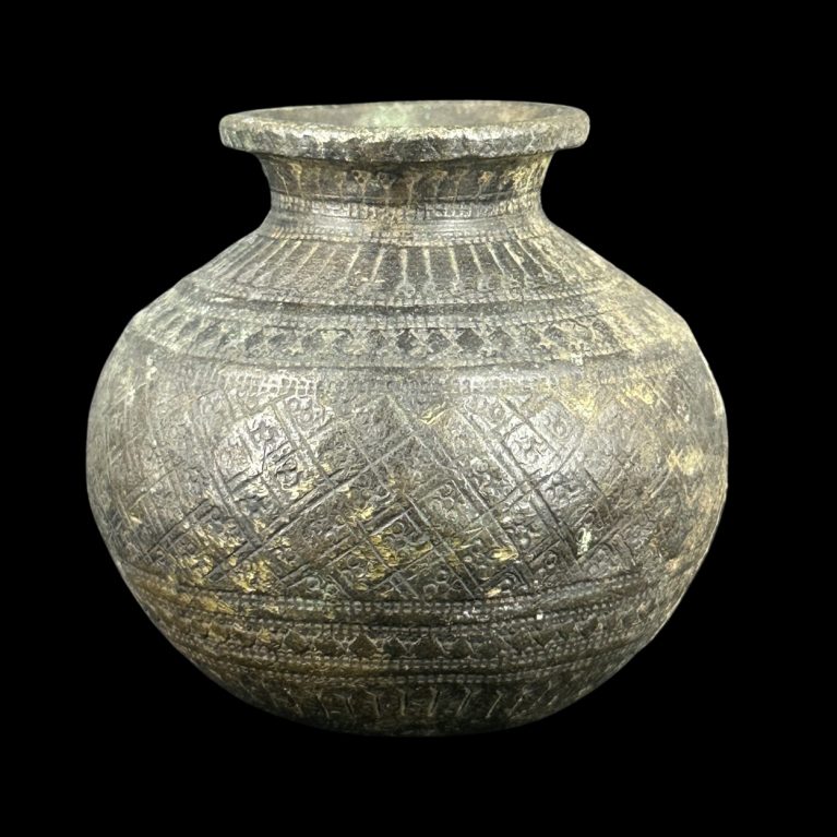 GEOMETRIC MOTIF POTTERY VESSEL