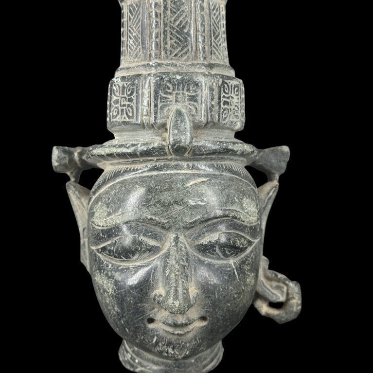 HEAD OF A DEITY OR NOBLE FIGURE